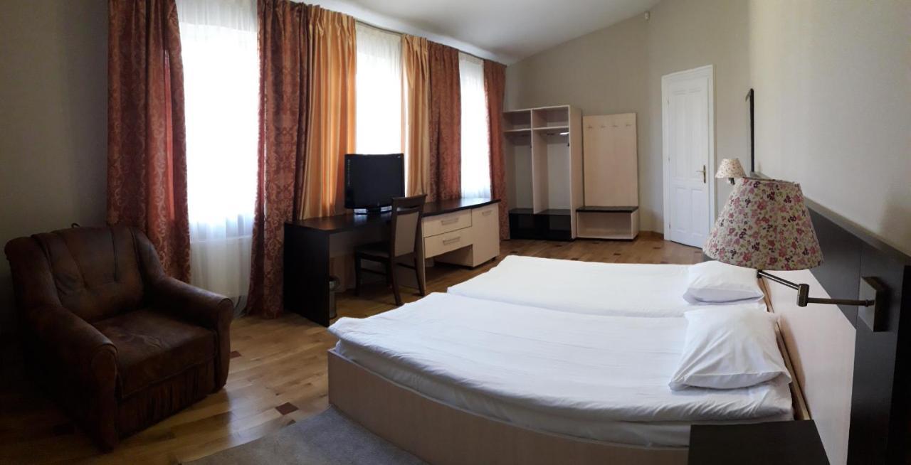 Mini-Hotel Under The Roof إلفيف المظهر الخارجي الصورة