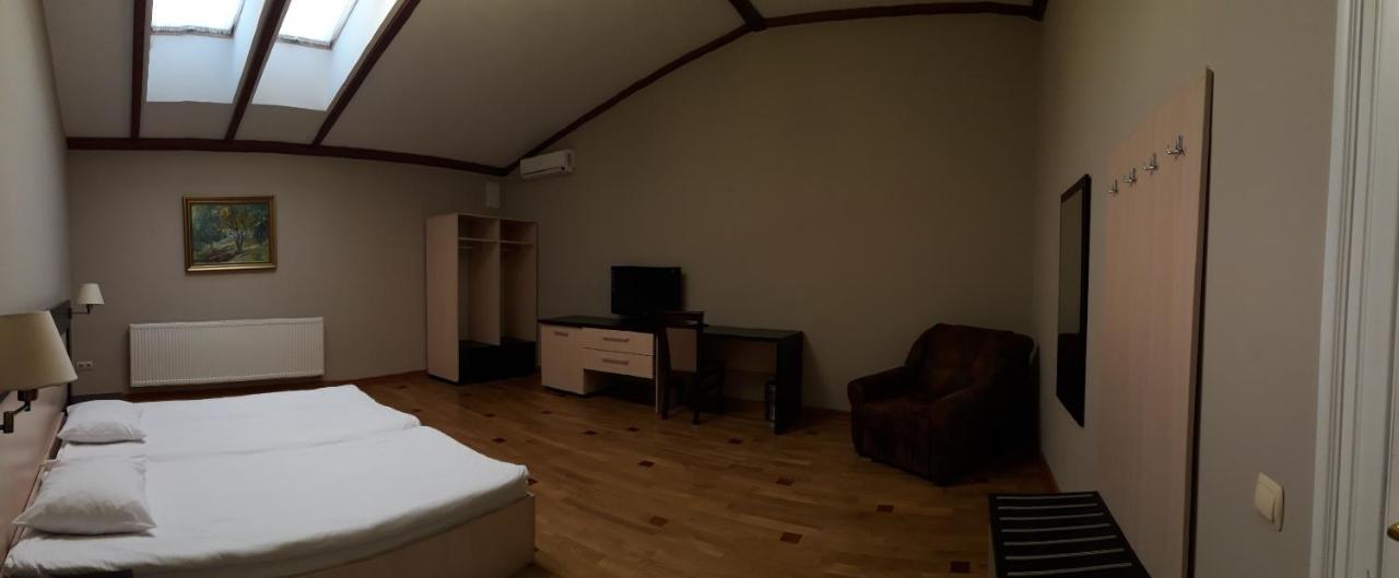 Mini-Hotel Under The Roof إلفيف المظهر الخارجي الصورة